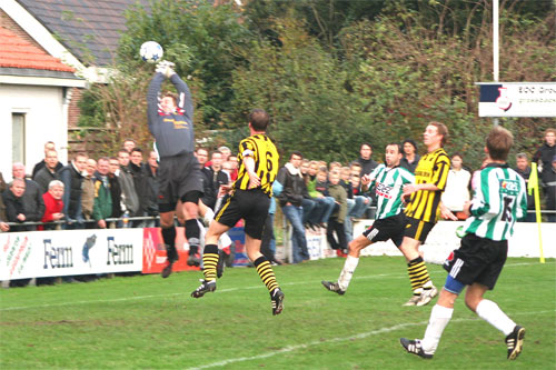 Frank Diender de vervanger van Nick karel verricht een goede redding (Foto Helmich Lubberts)